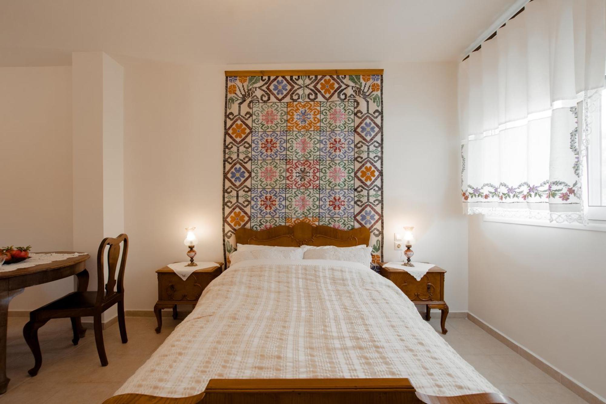 Prasini Folia - Traditional